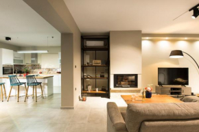 Evangelie Residence a brand new design apartment 5 minutes from the sea with a large garden